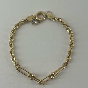 Elegant Gold Chain Bracelet
